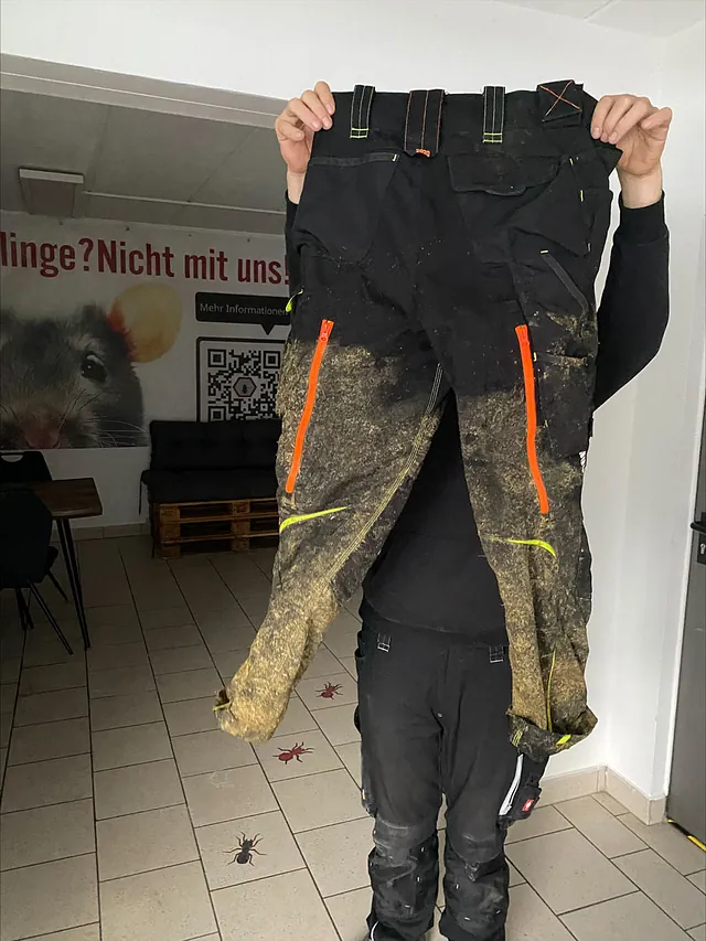 „So sieht es aus, wenn man eine, fast Hüfthohe, Güllepfütze übersieht 😂🤭 Ja, es hat so gerochen wie es aussieht 😵‍💫